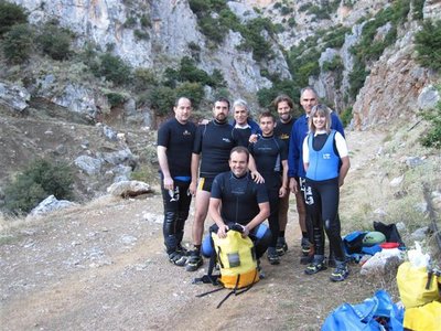 Η ομάδα μας και πίσω η έξοδος του φαραγγιού.